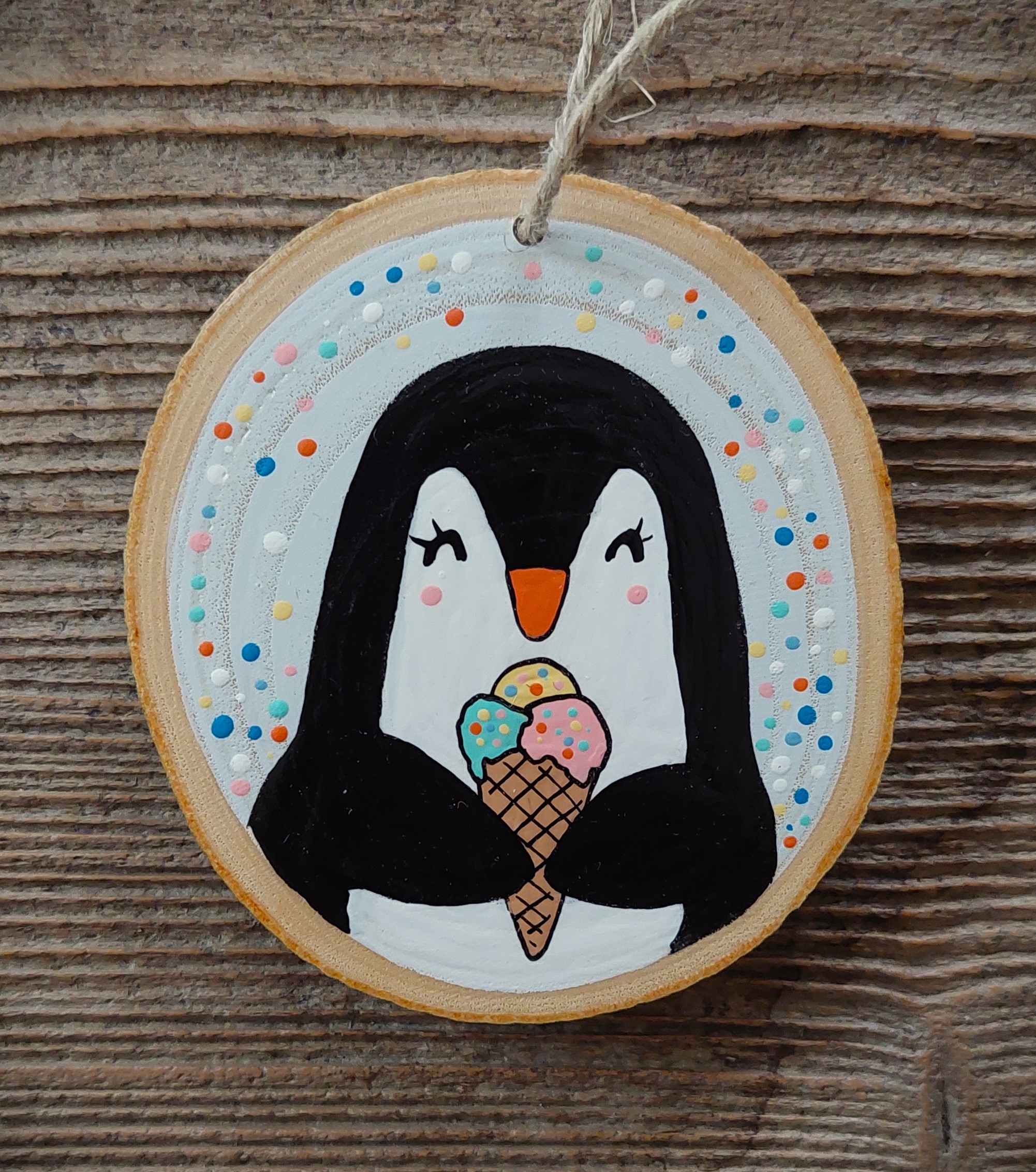 Pia Pinguin probiert Pistazien-Eis